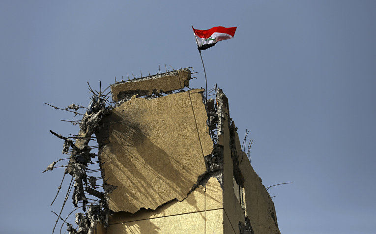Флаг Ирака развевается над развалинами госпиталя «Аль-Салам»