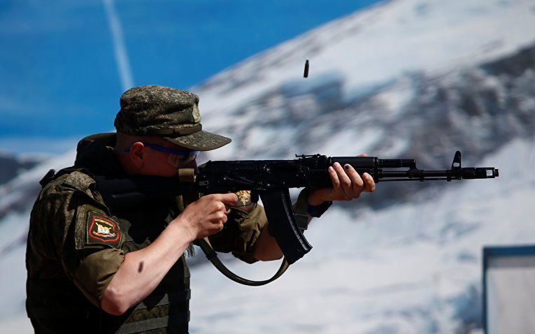 Российский военнослужащий стреляет из АК-74 во время соревнований по стрельбе в поселке Алабино под Москвой